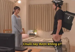Cô bạn gái dễ thương và ngoan ngoãn này có chút ngại ngùng trước ống kính...