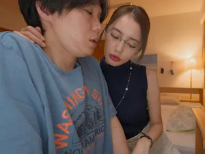 Nhờ chị gái dạy hôn
