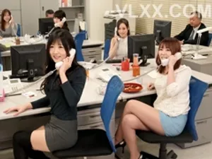 Cô hàng xóm thích mặc đồ xuyên thấu và cậu sinh viên may mắn