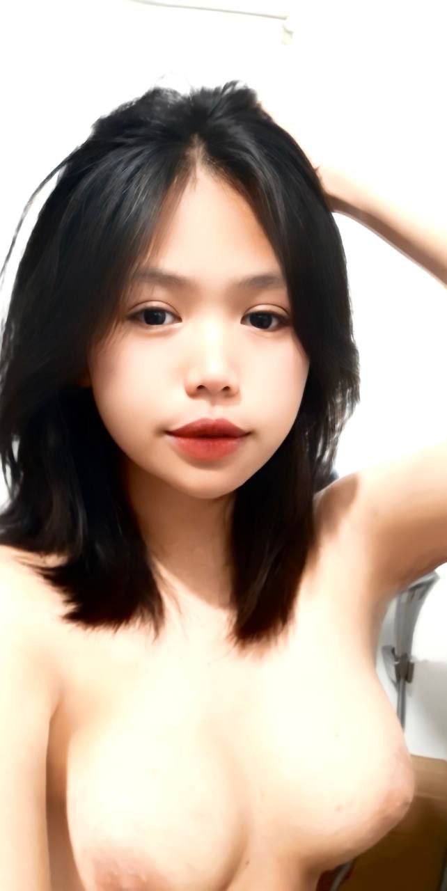 Anh chàng đeo kính sẽ quan hệ tay ba vào tối nay và anh ta quan hệ với hai người phụ nữ trưởng thành lẳng lơ. Sau khi quan hệ với một cô, anh ta thay đồ và giữ mông cô từ phía sau.
