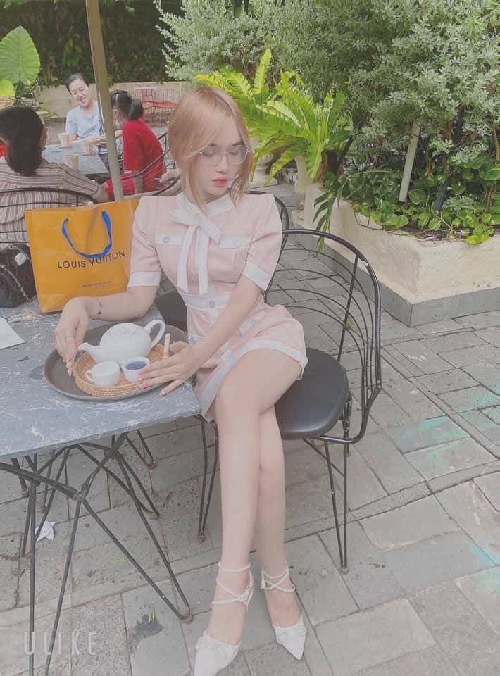 Đang học bài mà chị gái cứ thế này sao chịu nổi